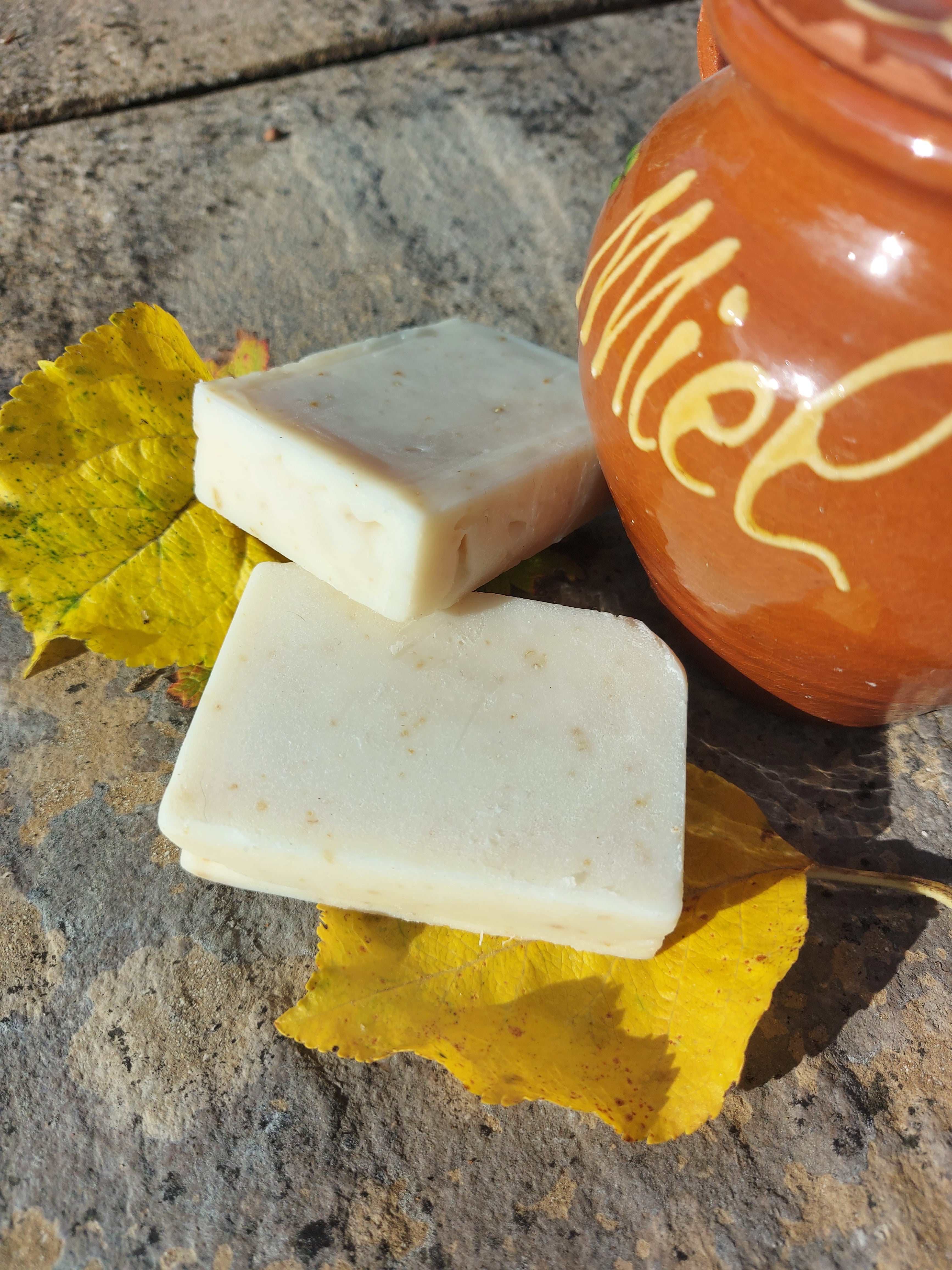 Moisturising Mango Butter Honey and Oatmeal soap with honey from our own bees. Hard soap which lathers well and is gently exfoliating